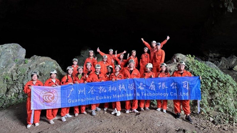 Echa z głębi jaskini: wzajemne spotkanie z naturą i członkami zespołu